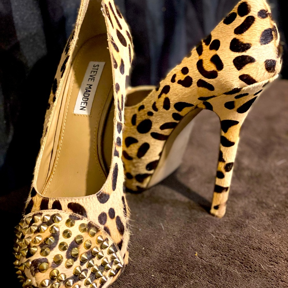 STEVE MADDEN WOMANS LEATHER & FUR STUDDED STILETTO HEELS